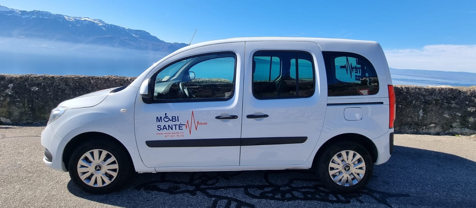 Véhicule équipé pour fauteuil roulant avec rampe déployée